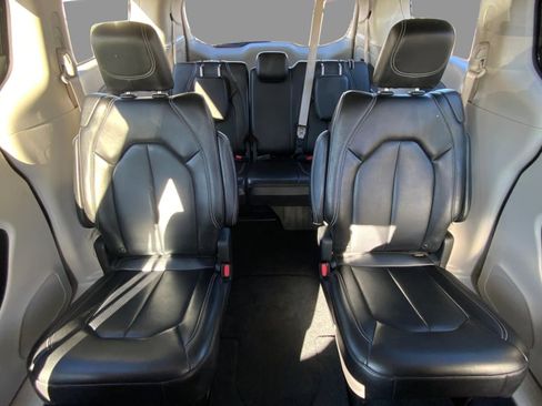 Used 2023 Chrysler Pacifica Touring-L image 14