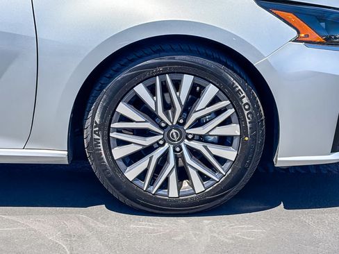 Used 2023 Nissan Altima 2.5 SV FWD image 9
