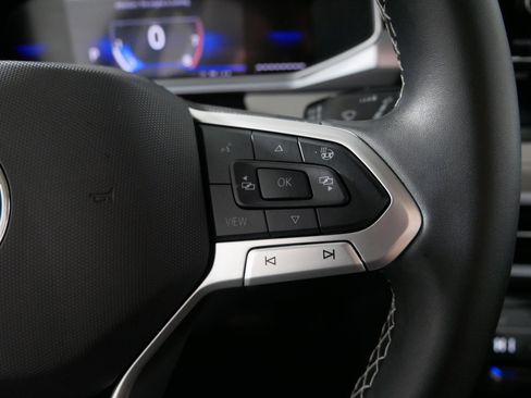 Used 2025 Volkswagen Taos SE image 28