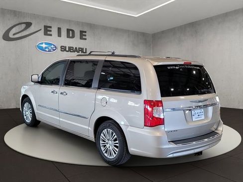 Used 2013 Chrysler Town & Country Touring-L w/ Driver Convenience Group image 3