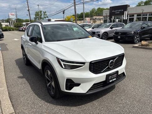 Used 2025 Volvo XC40 B5 Plus AWD/4WD image 7