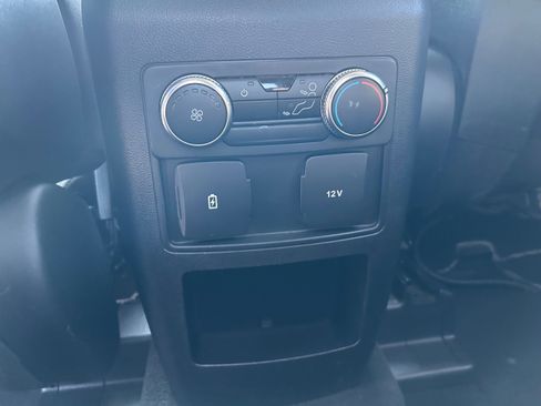 Used 2020 Ford Explorer XLT image 19