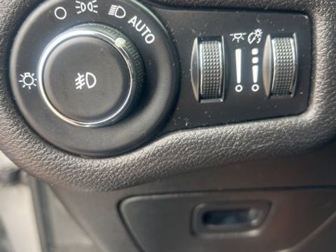 Used 2019 Jeep Cherokee Latitude Plus FWD image 20