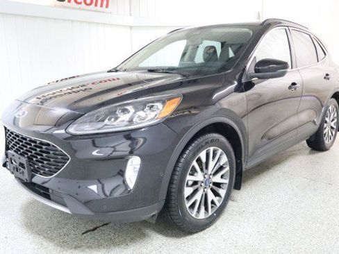 Used 2020 Ford Escape Titanium image 2