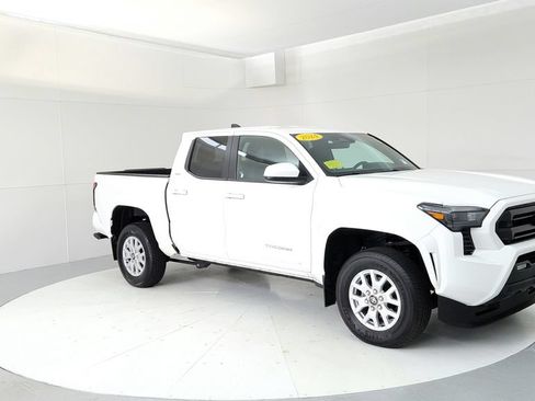 Used 2024 Toyota Tacoma SR5 AWD/4WD image 7