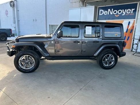 Used 2018 Jeep Wrangler Unlimited Sahara image 10