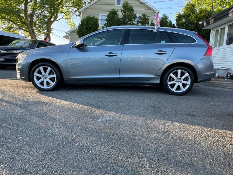 Used 2017 Volvo V60 T5 Premier w/ Convenience Package AWD/4WD image 3