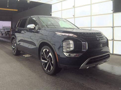 Used 2022 Mitsubishi Outlander SE image 2