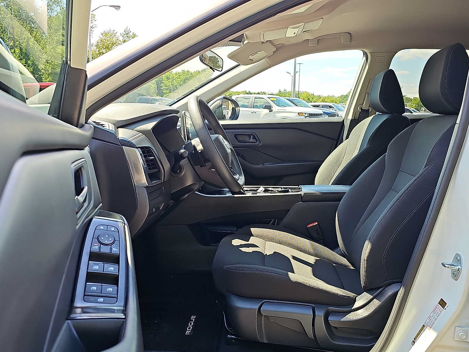 Used 2025 Nissan Rogue S AWD/4WD image 13