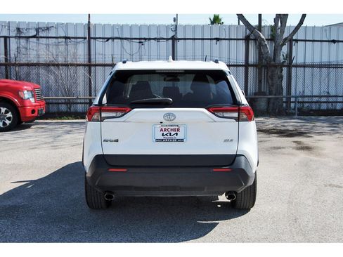 Used 2019 Toyota RAV4 XLE Premium FWD image 6