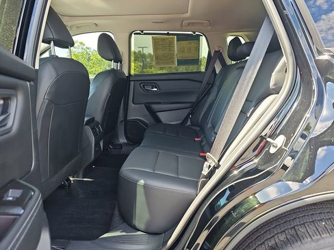 Used 2024 Nissan Rogue SV w/ SV Premium Package FWD image 19
