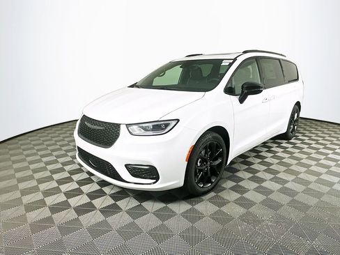 New 2026 Chrysler Pacifica Limited w/ S Appearance Package FWD image 4