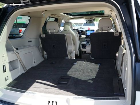 Used 2018 Lincoln Navigator Select w/ Technology Package AWD/4WD image 28