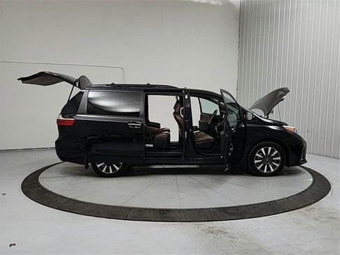 Used 2020 Toyota Sienna Limited Premium image 16