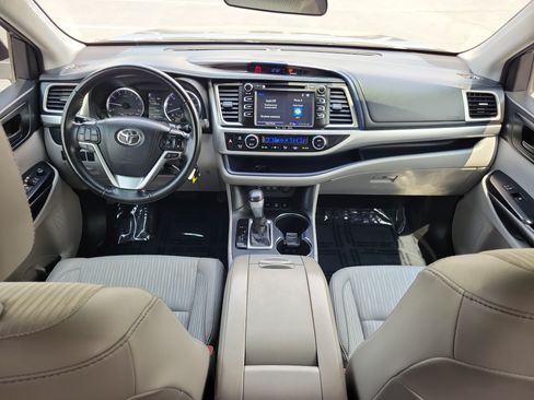 Certified 2018 Toyota Highlander Plus w/ Carpet Mat Package (TMS) AWD/4WD image 14