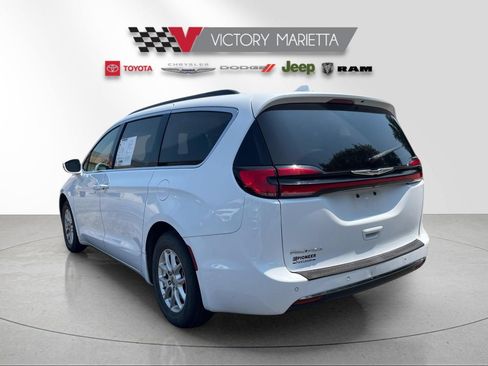 Used 2022 Chrysler Pacifica Touring-L FWD image 3
