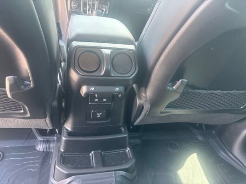 Used 2024 Jeep Wrangler Unlimited Rubicon AWD/4WD image 18