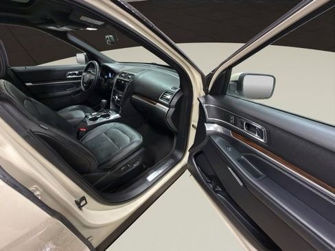 Used 2018 Ford Explorer Limited image 18