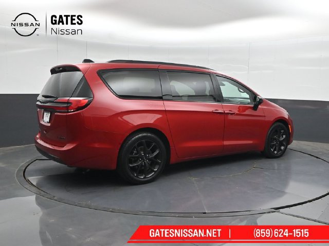 Used 2025 Chrysler Pacifica Limited FWD image 2