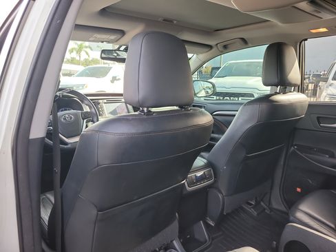 Used 2014 Toyota Highlander Limited w/ Driver Technology Package FWD image 13