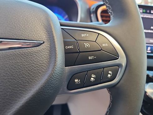 Used 2024 Chrysler Pacifica Touring-L image 26