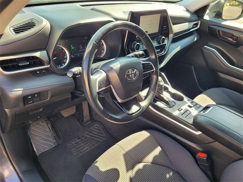 Used 2023 Toyota Highlander LE image 7