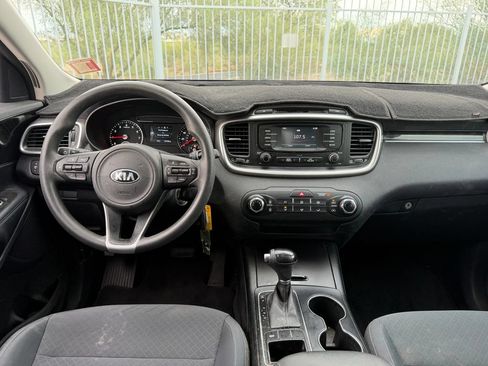 Used 2017 Kia Sorento FWD image 9