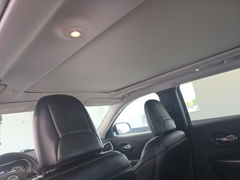 Used 2019 Jeep Cherokee Latitude Plus w/ Comfort/Convenience Group AWD/4WD image 23