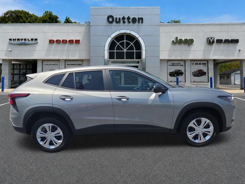Used 2025 Chevrolet Trax LS FWD image 2