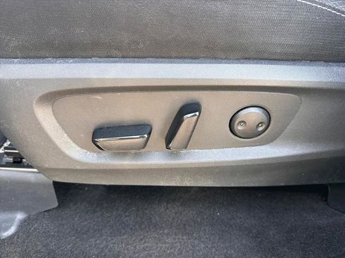 Used 2025 Nissan Pathfinder SV image 17