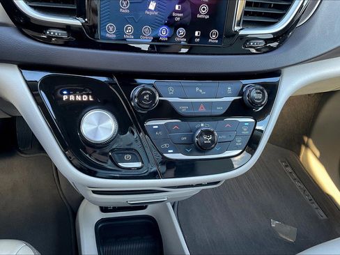 Used 2017 Chrysler Pacifica Touring-L image 15