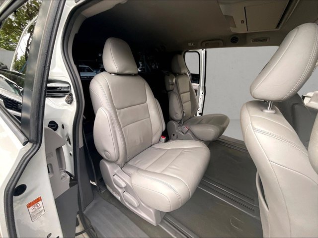 Used 2017 Toyota Sienna XLE FWD image 28
