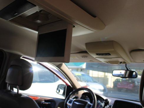 Used 2013 Chrysler Town & Country Touring image 20