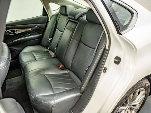 Used 2015 INFINITI Q70 3.7 w/ Deluxe Touring Package AWD/4WD image 43