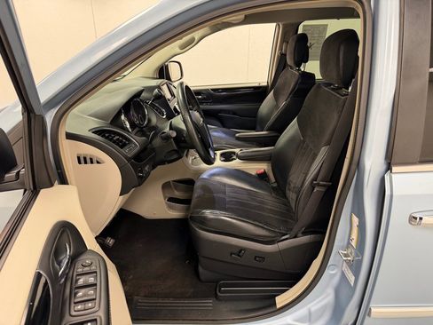 Used 2016 Chrysler Town & Country Limited image 17