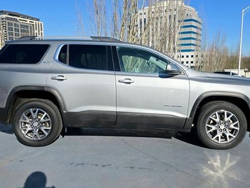 Used 2023 GMC Acadia SLT image 2