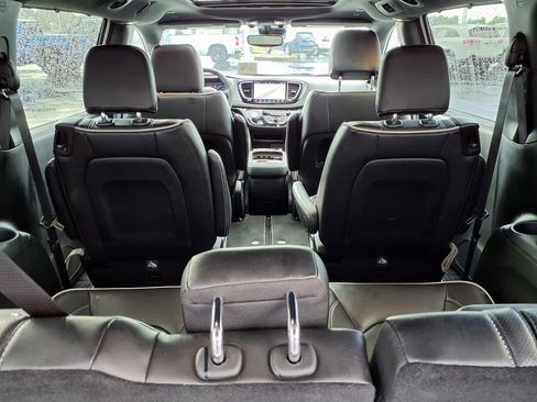 Used 2025 Chrysler Pacifica Limited FWD image 29