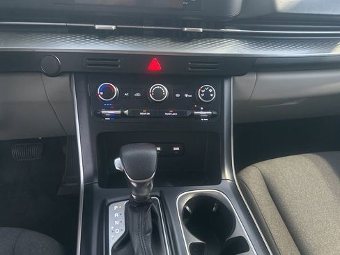 Used 2022 Kia Carnival LX image 16