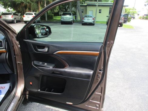 Used 2018 Toyota Highlander Limited FWD image 34