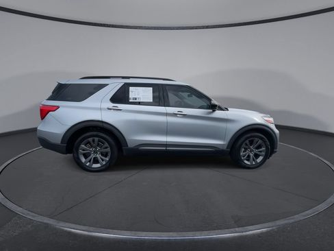 Used 2023 Ford Explorer XLT w/ Equipment Group 202A RWD image 9