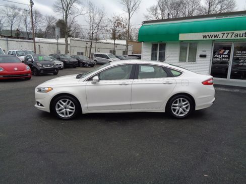 Used 2014 Ford Fusion SE w/ Equipment Group 202A image 2