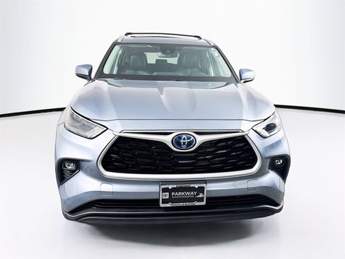 Certified 2022 Toyota Highlander XLE image 2
