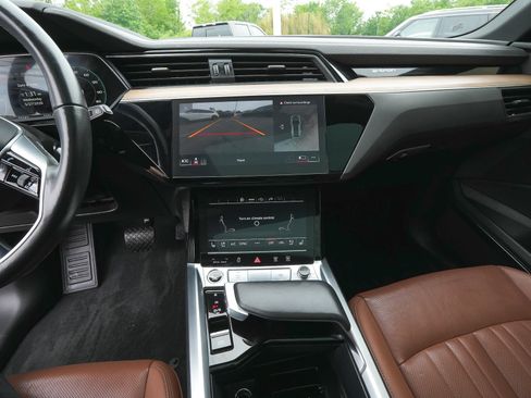 Used 2024 Audi Q8 e-tron Premium Plus AWD/4WD image 28