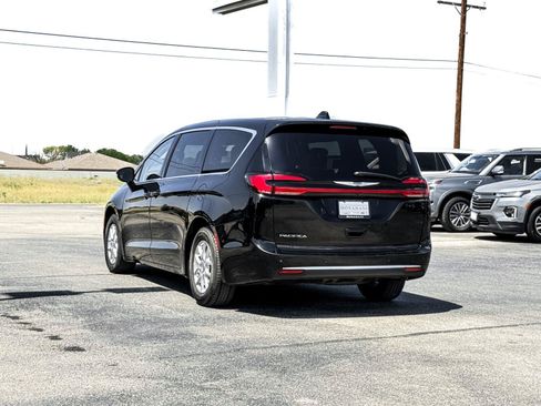 Used 2024 Chrysler Pacifica Touring-L FWD image 12