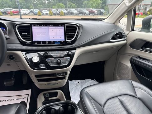 Used 2023 Chrysler Pacifica Touring-L AWD/4WD image 10