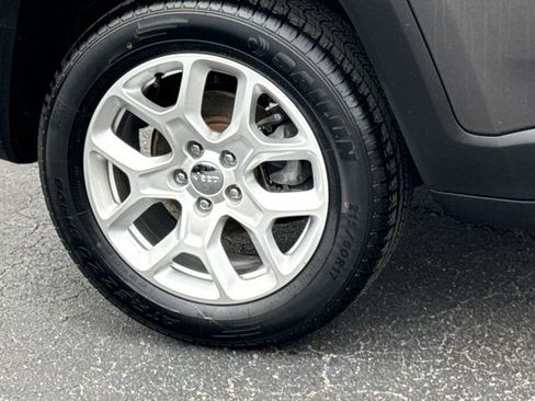 Used 2018 Jeep Renegade Latitude FWD image 5