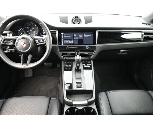 Certified 2025 Porsche Macan AWD/4WD image 6
