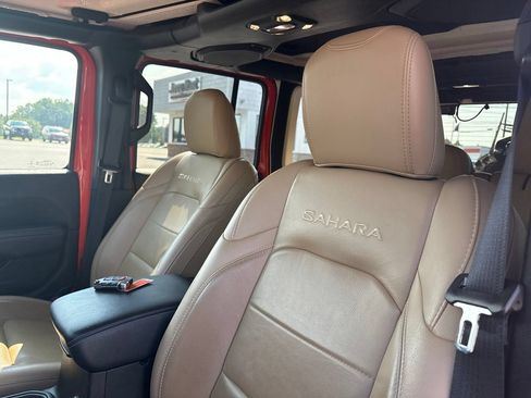 Used 2019 Jeep Wrangler Unlimited Sahara AWD/4WD image 3