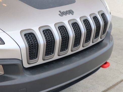 Used 2018 Jeep Cherokee Trailhawk AWD/4WD image 58
