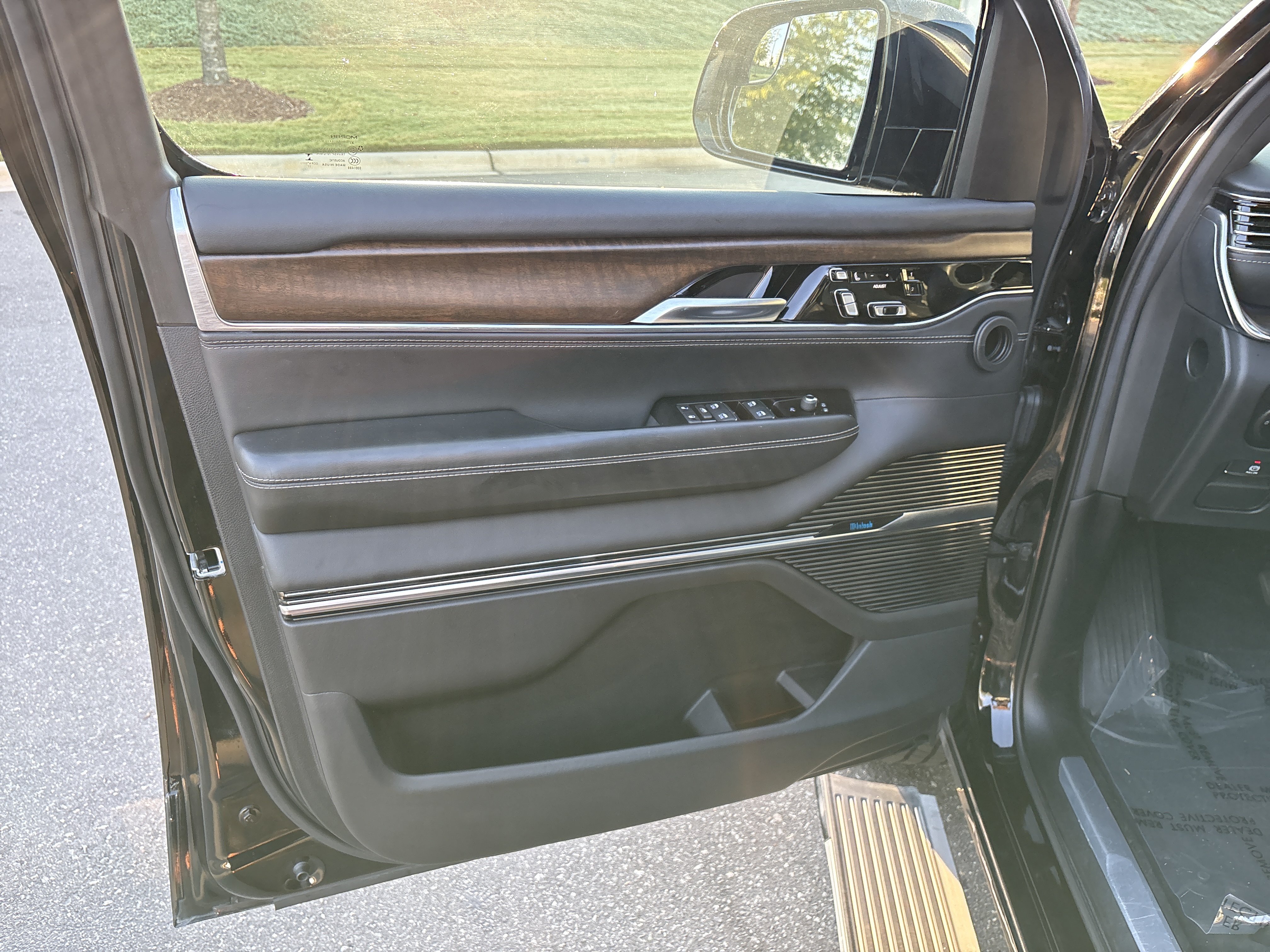 Used 2022 Jeep Grand Wagoneer Series II AWD/4WD image 15